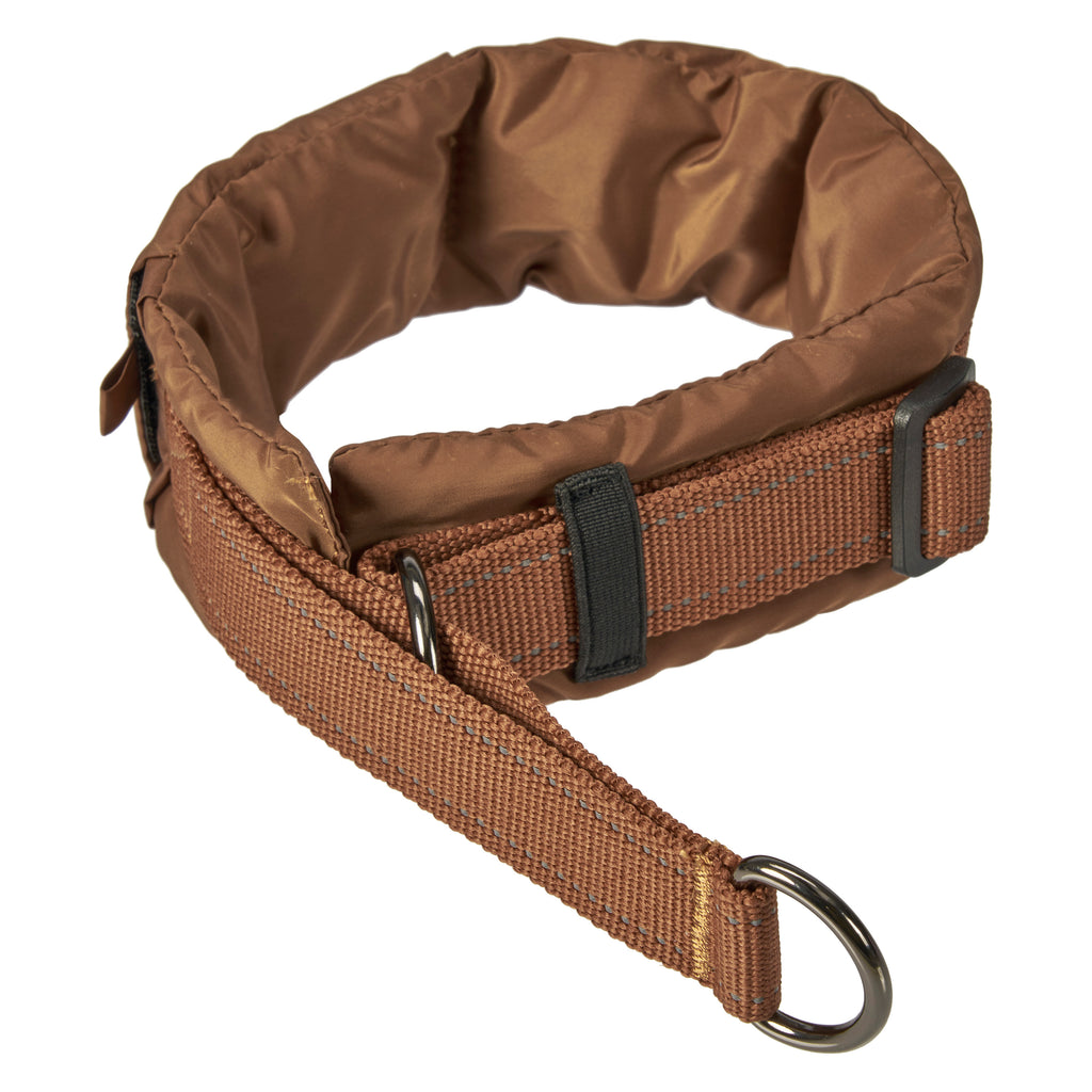 Rukka Pets Puff Slip Collar - konjakinruskea pujotuspanta yksityiskohtakuvassa