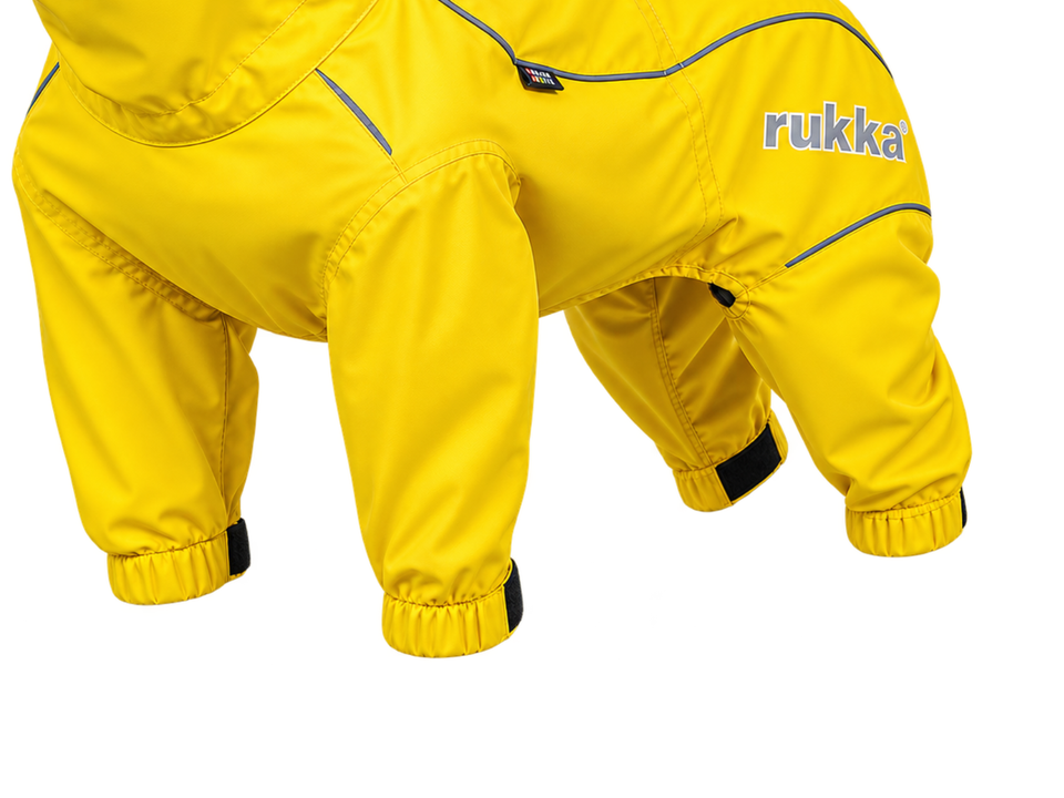 Keltainen Rukka Pets Protect -sadehaalari, jossa näkyvät joustavat lahkeensuut ja säädettävät tarrakiinnitykset.